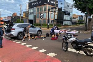 Motorista avança sinal e atropela ciclista na Afonso Pena