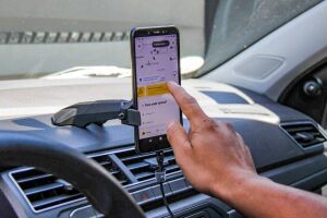 Motorista de app é jogado em porta-malas em assalto no Nova Lima e se liberta na Nhanhá