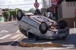 Veículo ficou capotado em cima da calçada