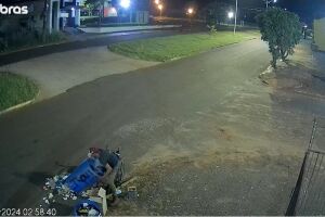 Milagre policial: falso cadeirante é flagrado de pé e vai preso por furtar bicicleta (vídeo)