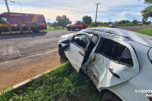 Batida deixou motorista ferido e carro destruído 