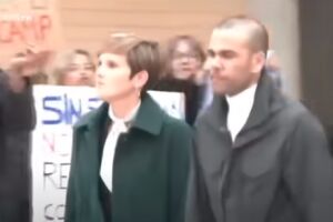 Jogador ouviu protestos na sa&iacute;da de pris&atilde;o 