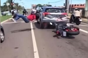 Motociclista deu pirueta em acidente 