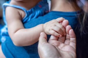 Casal coloca bebê para adoção por "não combinar com a família"