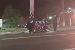 Motorista foge após atingir casal em moto em Rio Verde