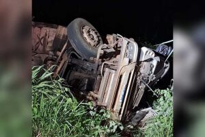 Motorista tomba caminhão de bois e morre preso às ferragens na BR-267