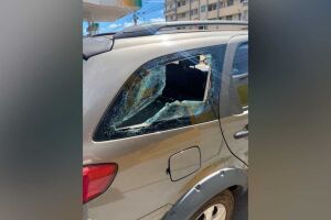 Agressor quebrou uma das janelas do carro da vítima