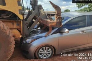 Motorista atola carro e acaba atingida por trator da prefeitura em Ribas do Rio Pardo