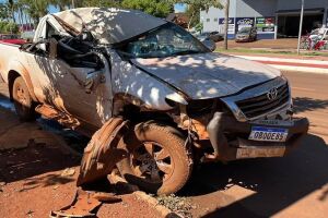 A caminhonete ficou completamente destruída com a batida