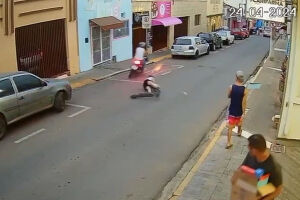 Motociclista atropela mulher em patinete elétrico no interior de São Paulo (vídeo)