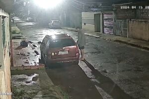Câmera flagrou furto de veículo que terminou com homens fazendo sexo em Campo Grande (vídeo)
