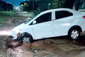 Motorista cai em cratera e fica preso durante chuvarada no Jardim Noroeste