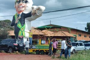 Balão do ex-presidente foi colocado em trajeto onde comitiva do presidente Lula passou em Campo Grande