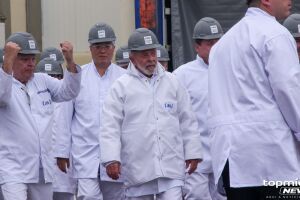 Lula é aplaudido por funcionários da JBS