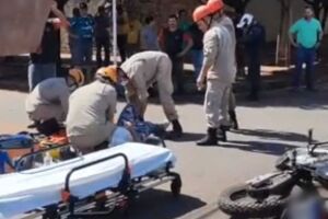 Mulher grita de dor com fratura no braço em batida entre carro e moto (vídeo)