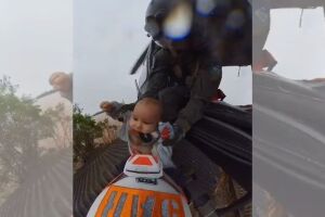 Bebê é resgatado pelo telhado de casa durante enchente no RS (vídeo)