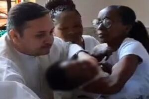Padre que deu puxão em bebê é afastado e fará retiro espiritual (vídeo)