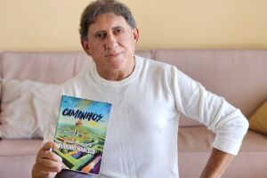Poeta lança livro com coletânea de poemas, com apoio de faculdade da capital