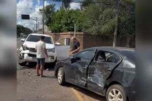 Carros ficaram danificados