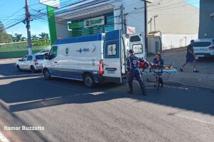 Idosa cai de carro der aplicativo e machuca o rosto. Atendimento chega uma hora depois