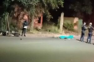 Motociclista morre e dois ficam gravemente feridos em acidente entre motos na Rua da Divisão (vídeo)