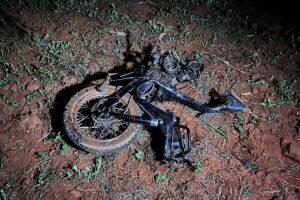 Acidente grave entre carro e moto deixa um morto na BR-376 em Ivinhema