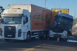 Acidente entre três caminhões no macro anel de Campo grande deixa trânsito lento, mas sem vítimas 