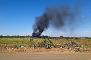 A grande fumaça preta, gerada pelas chamas, assustou moradores próximos