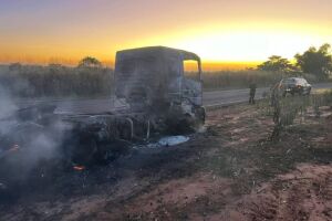 Motorista escapa de incêndio que destruiu carreta na BR-158, em Brasilândia