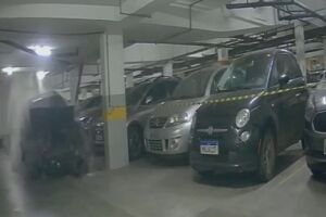 Carro desgovernado invade garagem de prédio na Bela Vista (vídeo)