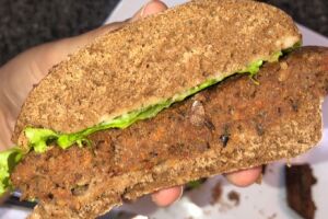 Hambúrguer vegano de banana verde é opção para quem não consome proteína animal