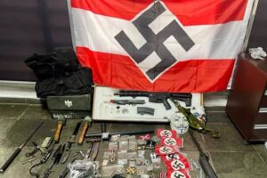 Suspeito é preso com mais de 100 objetos com símbolos nazistas em SP