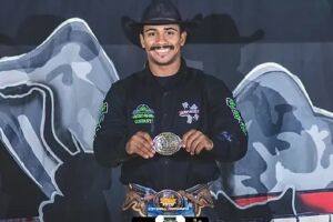 Peão do Mato Grosso do Sul é o grande campeão do rodeio da ExpoParanavaí