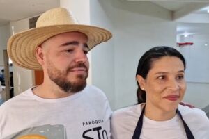 Ao achar aliança em bolo, surpresa virou certeza de que daria certo namoro de casal (vídeo)