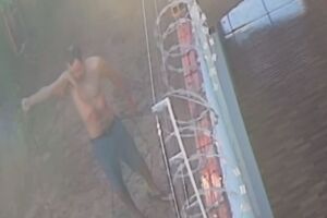 Homem aparece com a arma na mão