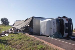 Peça de carreta quebra e veículo tomba no macroanel rodoviário (vídeo)