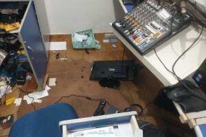 Criminoso é preso após invadir e depredar estúdio de rádio em Batayporã