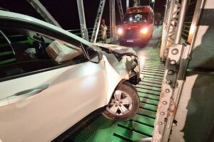 Carro bate em estrutura da Ponte Velha em Aquidauana; ninguém ficou ferido