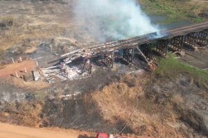 Ponte de madeira tem parte destruída ao ser atingida por fogo no Pantanal, em Corumbá