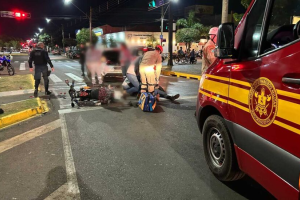 Com a colisão, o motociclista sofreu uma fratura em uma das pernas