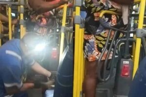 Mulher obesa fica presa em catraca de ônibus por mais de 2 horas no Rio de Janeiro 