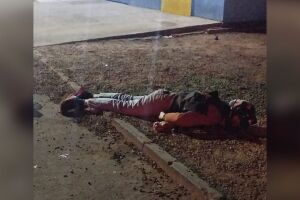 Homem é morto a facadas no meio da rua em Ponta Porã