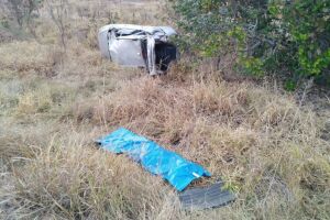 Com o impacto da capotagem o carro ficou completamente destruído