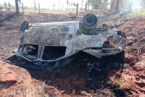 Carro ficou destruído após acidente e incêndio