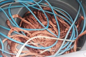 Pai imobilizou filho com um cinto e um fio elétrico