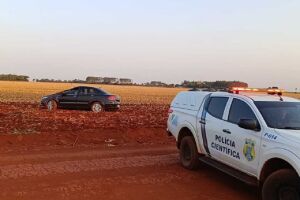 Carro entrou em uma lavoura e capotou