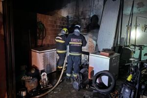 Bombeiros controlaram as chamas no estabelecimento