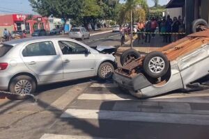 Veículo capotou após colisão