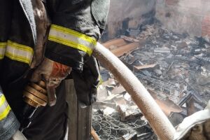 Bombeiros estiveram no local e contiveram as chamas 