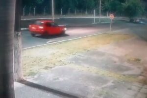 Carro bateu na árvore após passar em quebra-molas